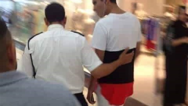 شاب يتجول فى مول