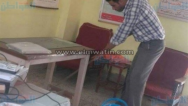 أحد المدرسين ينظف