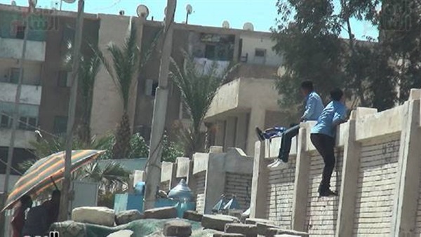 الطلاب على سور المدرسة