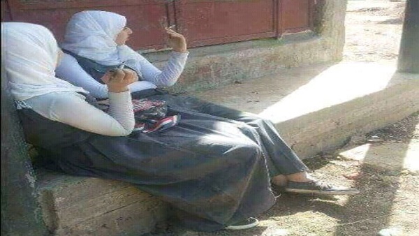 طالبتان يدخنان السجائر