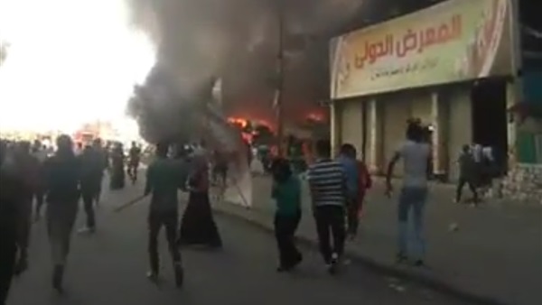 حريق هائل بمعرض الملابس
