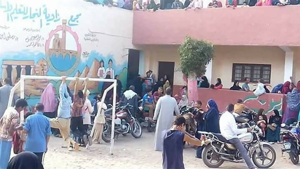 تلاميذ يفترشون الأرض