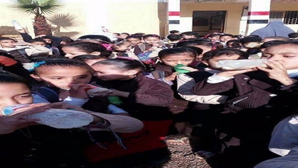 تلاميذ يشربون اللبن