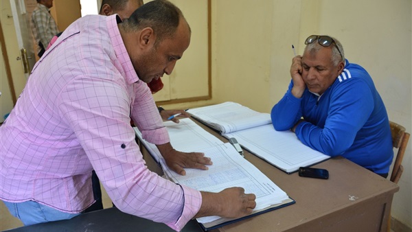 العاملين أثناء التوقيع