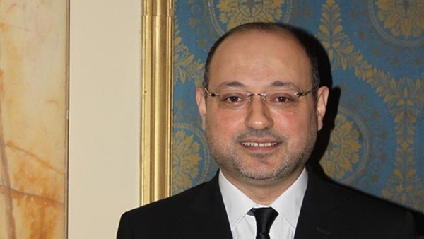 الكاتب الصحفي أشرف