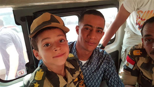 نجل أحمد منسي مع