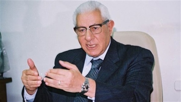الكاتب الصحفي مكرم