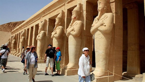 السياح