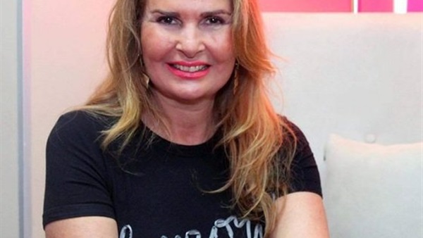 الفنانة يسرا