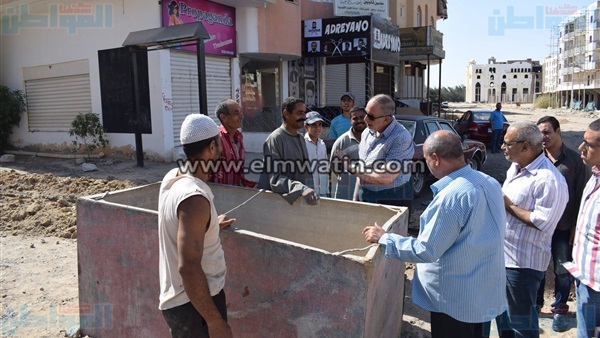 المحافظ أثناء الجولة