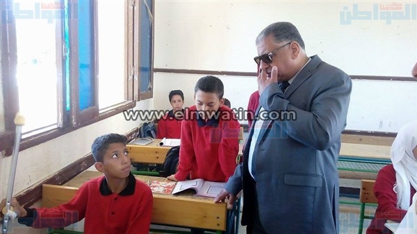 طفل بعكاز في مدرسة
