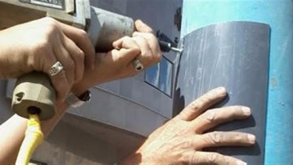 تركيب أعمدة الإنارة