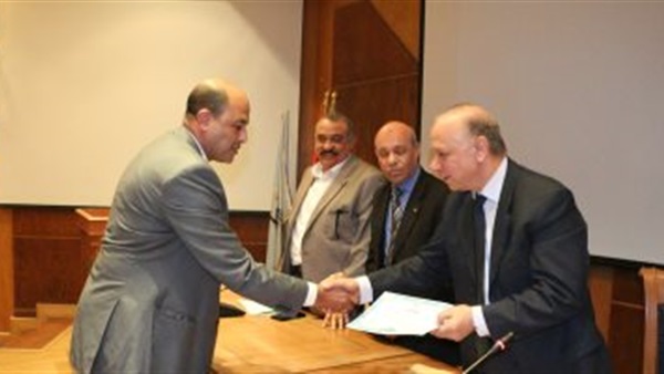 محافظ القاهرة بكرم