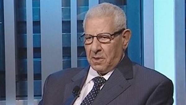 الكاتب الصحفي مكرم