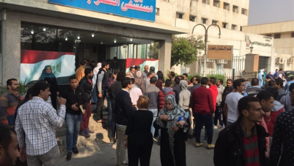 مواطنين يحاولون الدخول