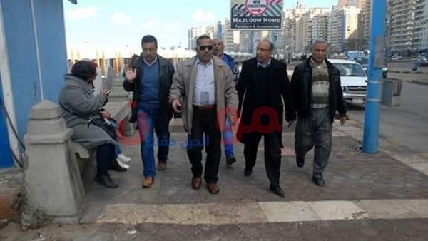 المحافظ أثناء متابعة