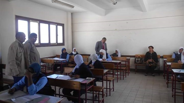 طلاب اسوان يؤدون