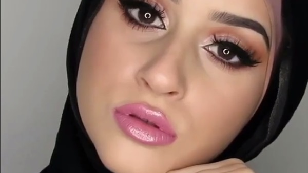 فتاة ترسم عيونها