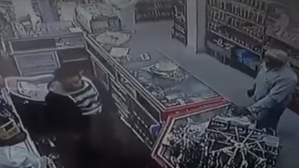 مصري ينقذ محال تجاري