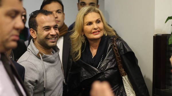 الفنانة يسرا