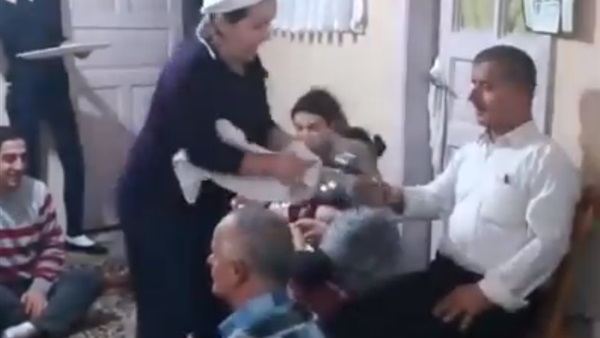أشخاص - ينفذون مقلبا
