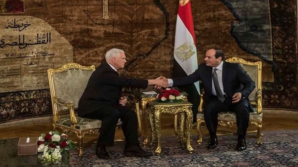 الرئيس السيسي ومايك