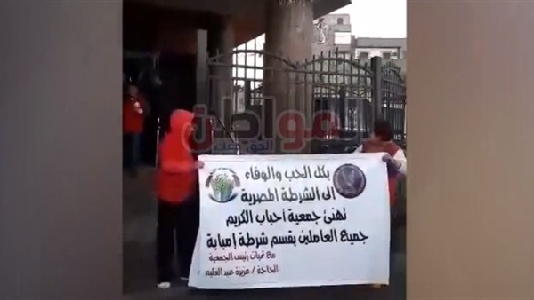 صورة الأهالي أمام