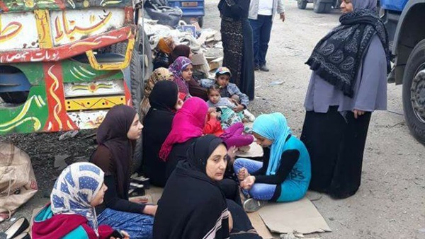 صور الاسر امام الشركة