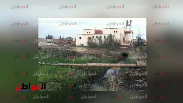 عامود كهرباء مائل