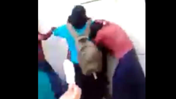 | مشاجرة بين طالبتين