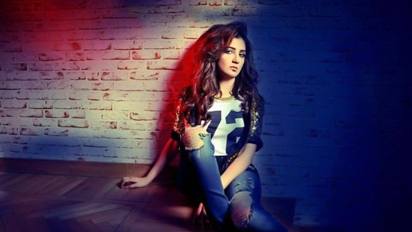 الفنانة الشابة مي