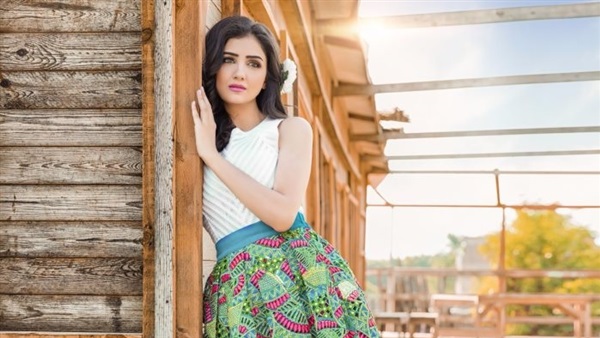 الفنانة مي عمر