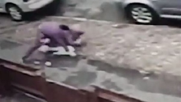 بلطجي يضرب فتاة