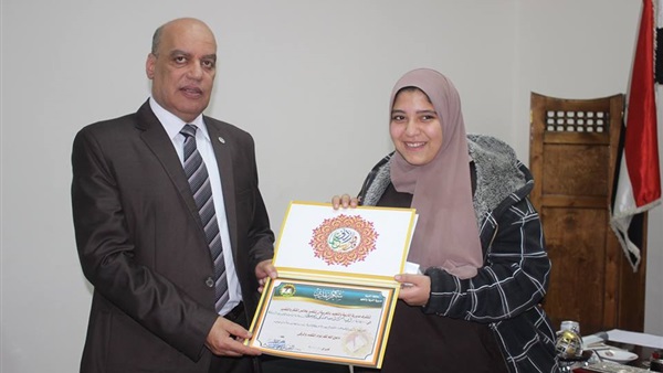 الطالبة الفائزة