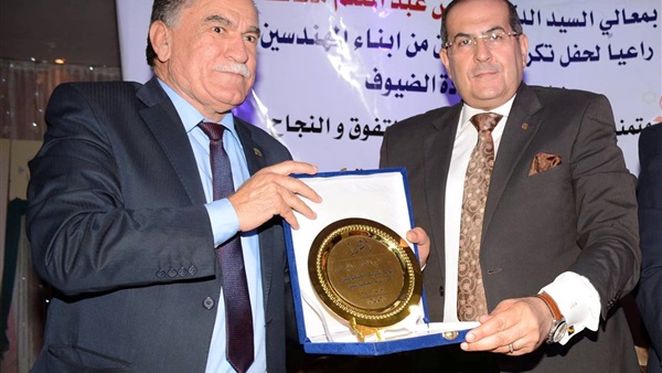 محافظ سوهاج يكرم