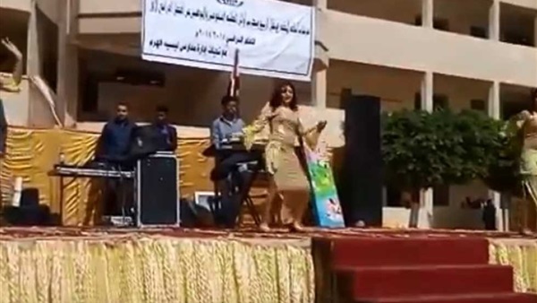 مدرسة تكرم الطلاب