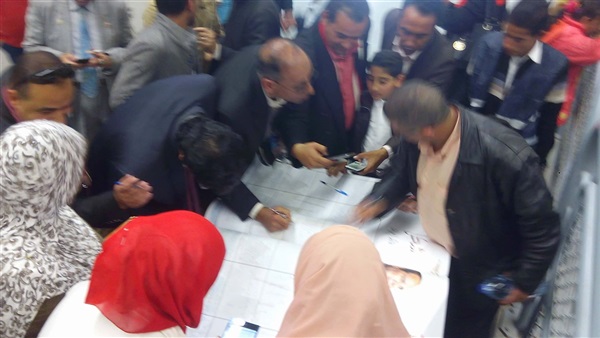نساء مصر يوقعن كاتب