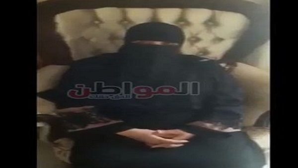 سيدة منتقبة