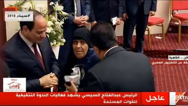 السيسي يقبل يد أم