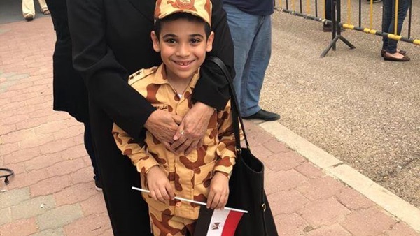 طفل بالزي العسكري