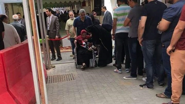 مصرية على كرسي متحرك