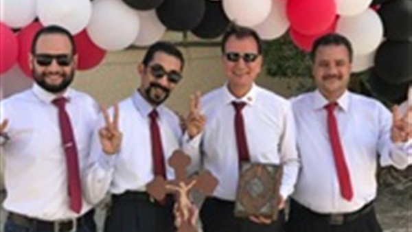 شباب مصريون يحملون