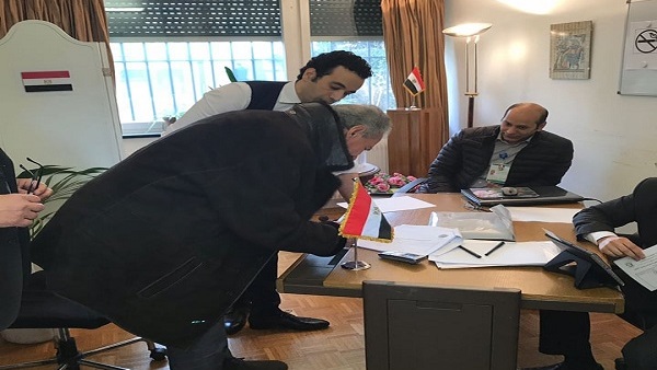 حسن مصطفي أثناء التصويت