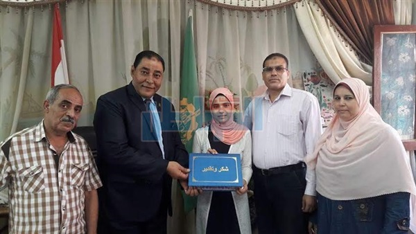الطالبة زينب حاتم