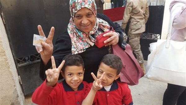 توافد المواطنين للإدلاء