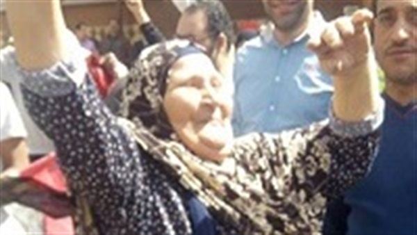 سيدة ترقص أمام لجنة