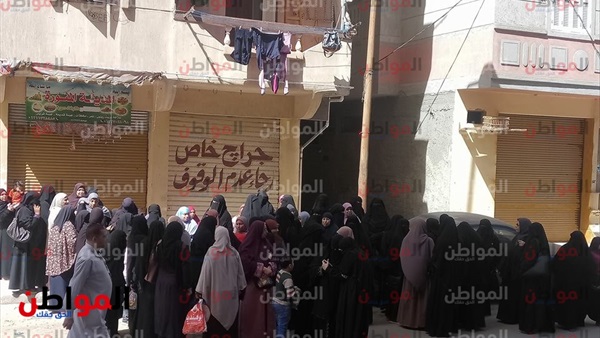 صورة السيدات أمام