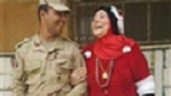 مسنة ترتدى فستان