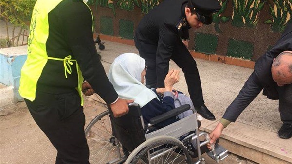 مساعدة سيدة عجوز
