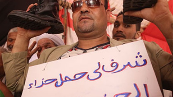 مواطن يحمل بيادة